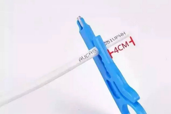 網(wǎng)線放入剝線刀口，預(yù)留40MM長度